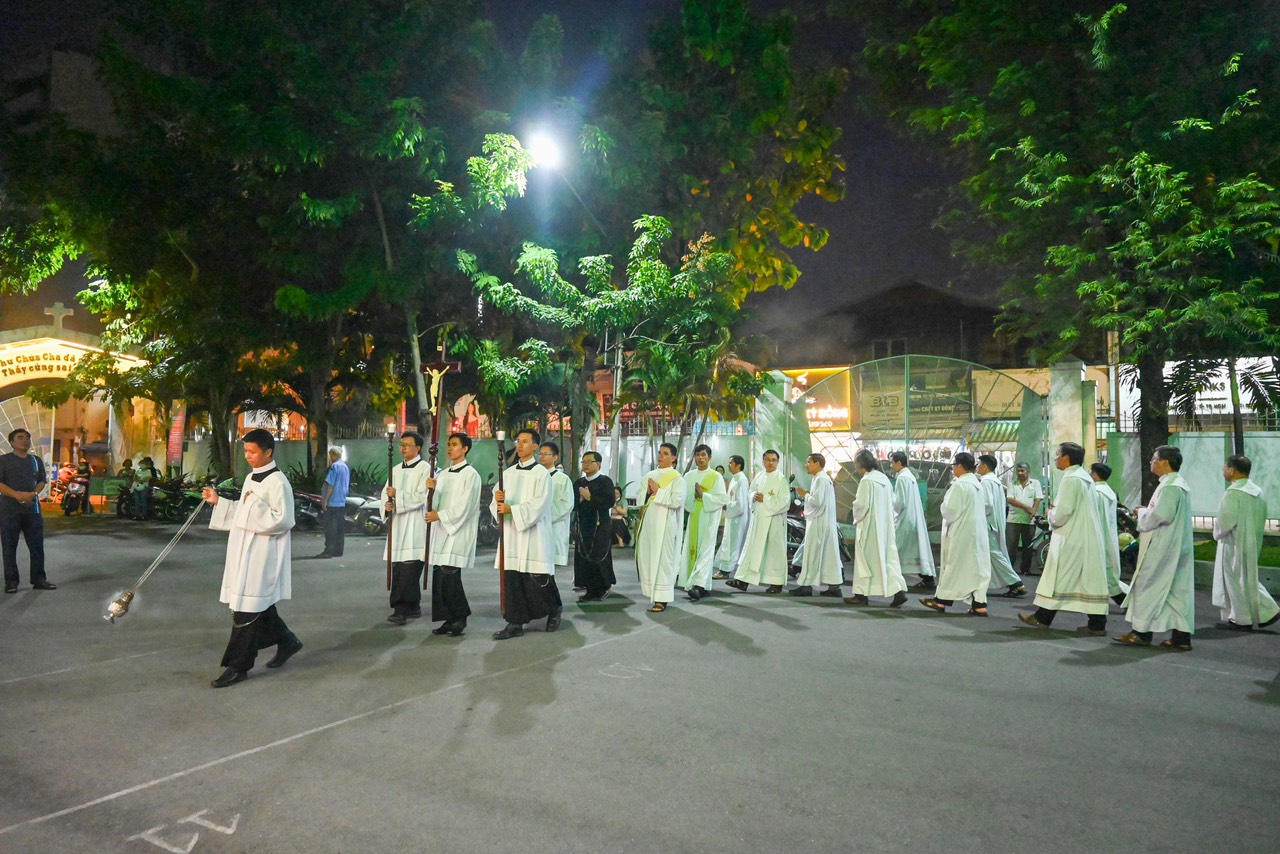 dong-chua-cuu-the-01 Dong-Chua-Cuu-The-01.jpg