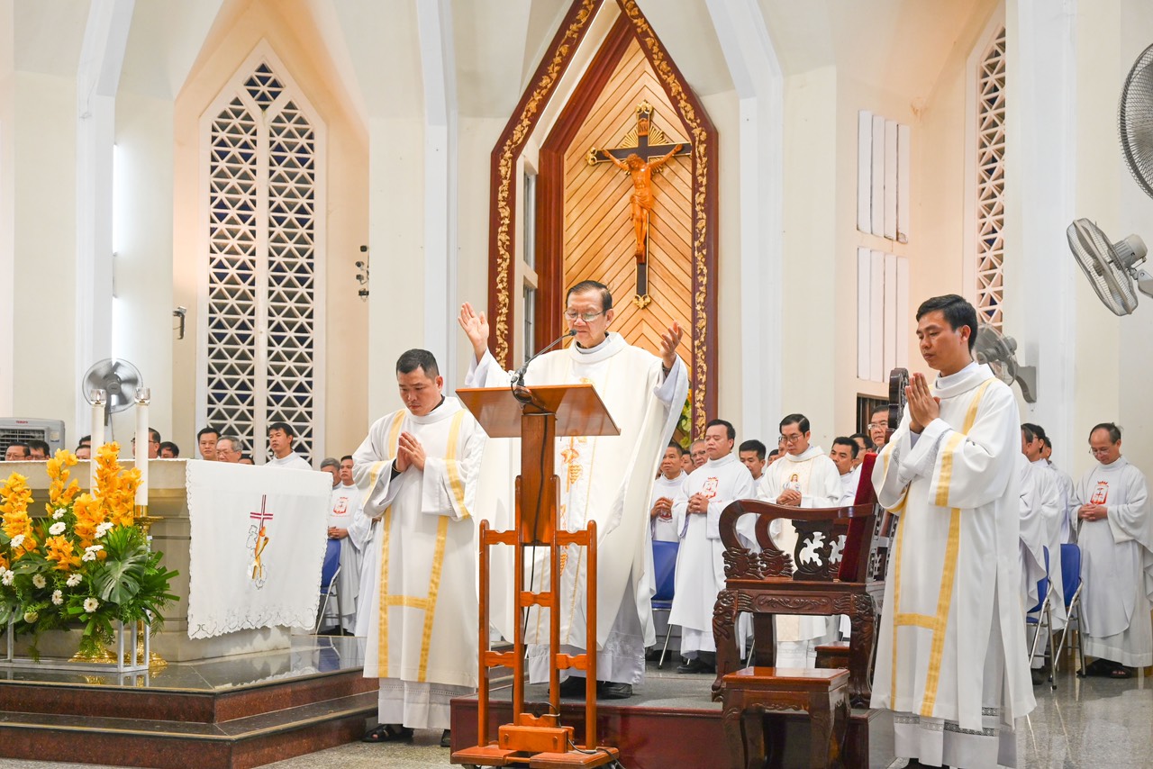 dong-chua-cuu-the-05 Dong-Chua-Cuu-The-05.jpg