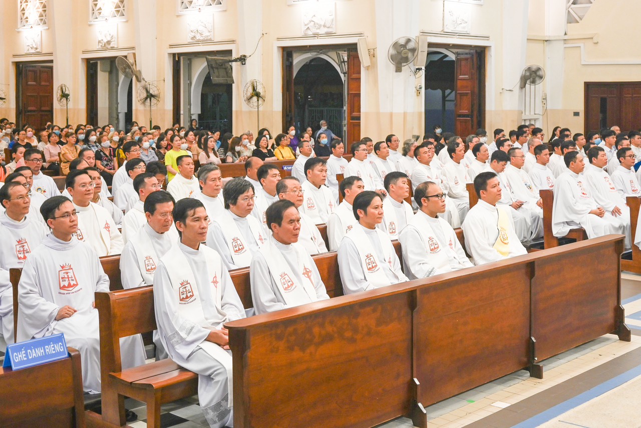 dong-chua-cuu-the-06 Dong-Chua-Cuu-The-06.jpg