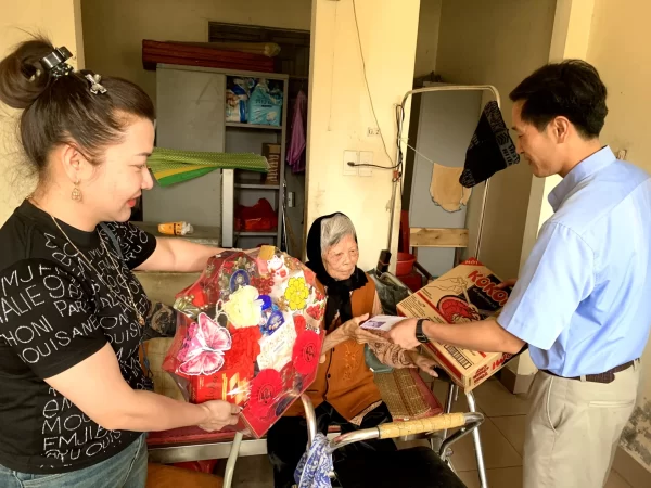 hinh 4_tham vieng benh nhan cao nien.webp (356 KB)