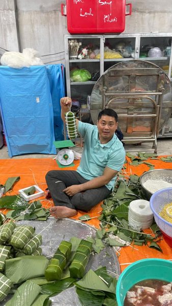 cha20tc3a2m20gc3b3i20bc3a1nh20tc3a9t20bc3a1n20de1bb8bp20te1babft Cha Tâm gói bánh tét bán dịp Tết.jpg (533 KB)