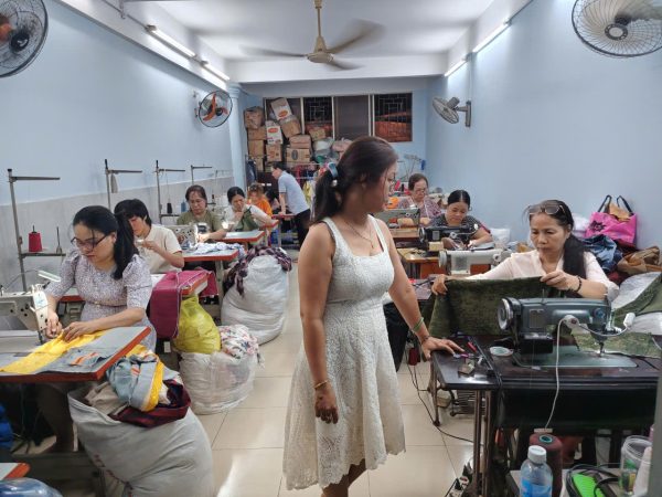 hình 1_ Từng góc vải, đường may đều có sự đồng hành tỉ mỉ của cô giáo Trần Thị Ngọc Phượng.jpg (299 KB)