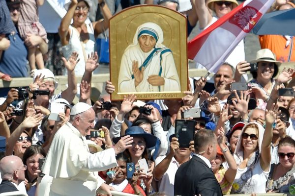 cauchuyengiao20dan20256020mere_teresa_de_calcutta203 Cauchuyengiao dan 2560 Mere_Teresa_de_Calcutta 3.jpg (324 KB)