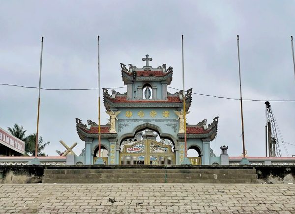 hc3acnh201-1 Hình 1.2.1 – Cổng nhà thờ Ba Làng nhìn từ phía bờ biển.jpg (441 KB)